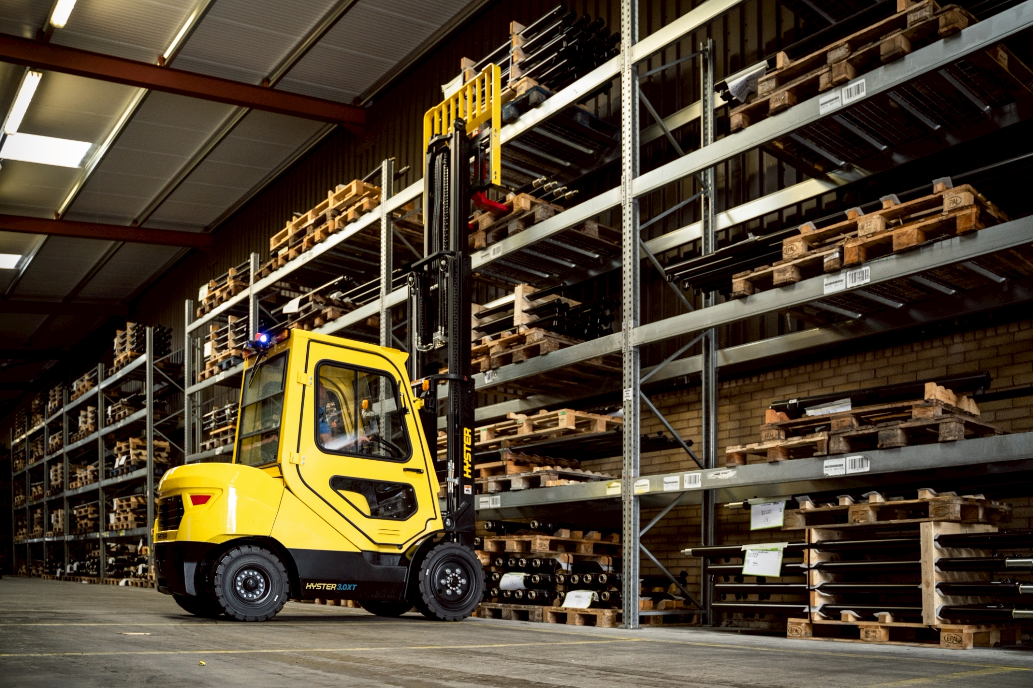 Hyster XTLG電動堆高機室內搬運場景