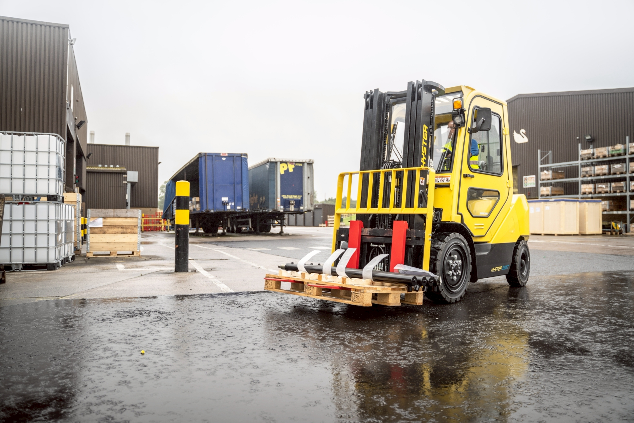 Hyster J3.0XTLG防水型電動堆高機於戶外雨天作業