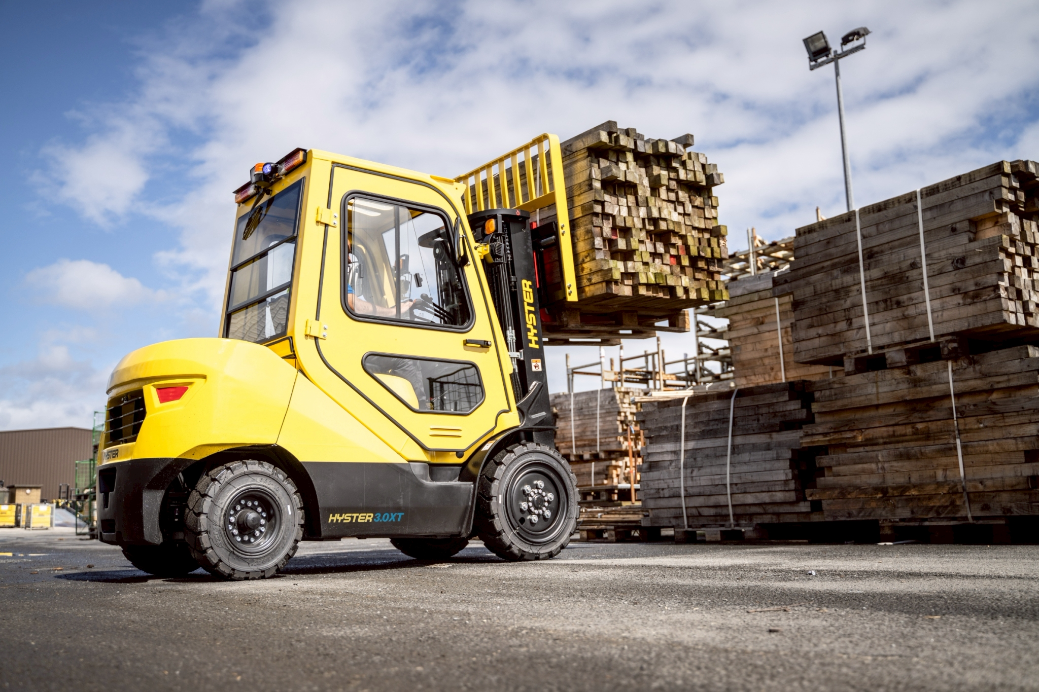Hyster XTLG電動堆高機戶外搬運場景