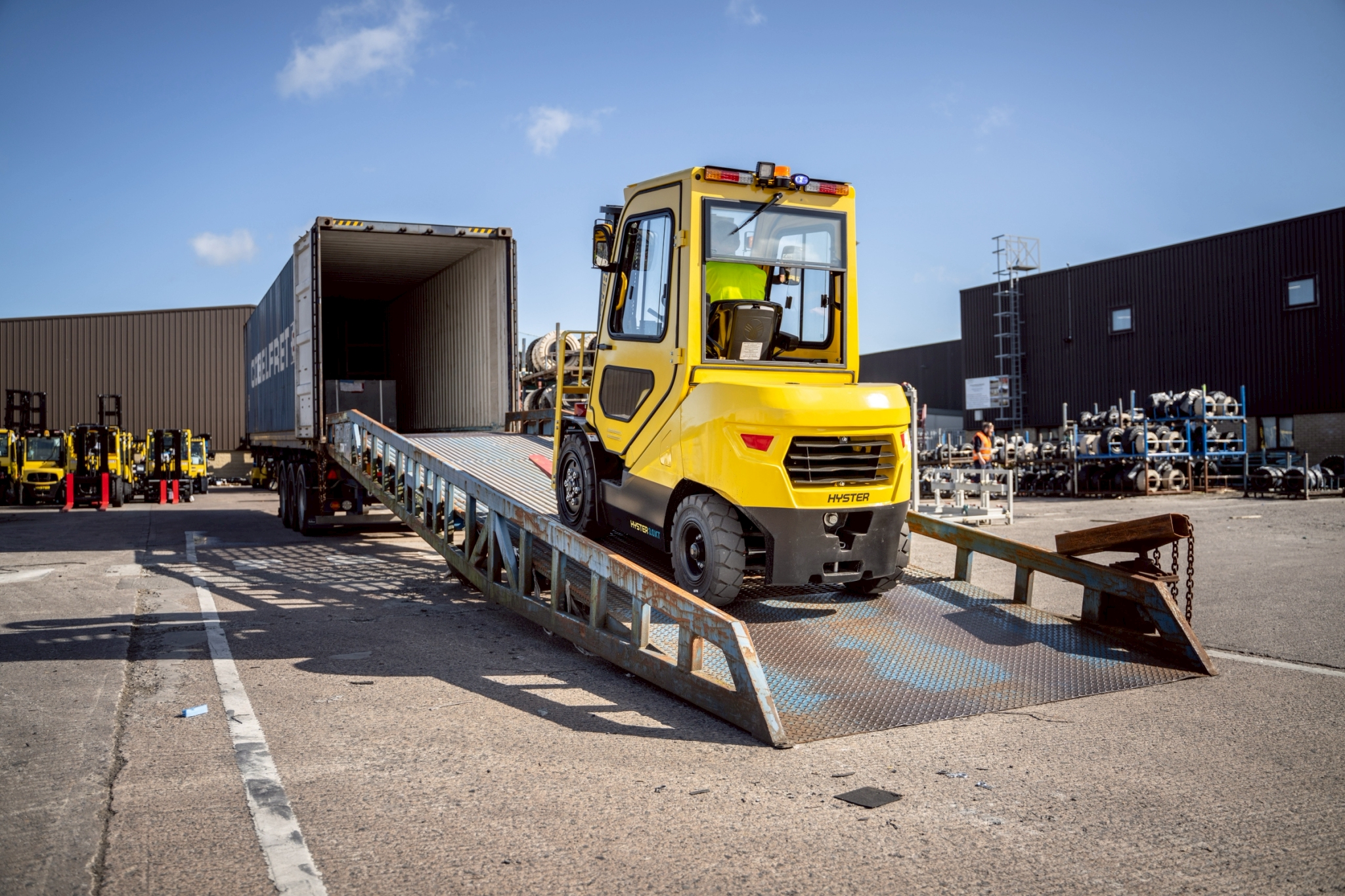 Hyster XTLG電動堆高機斜坡搬運場景