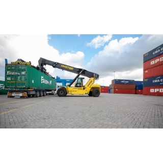 RS46 REACHSTACKER 柴油重櫃機(3-5高) RS46 REACHSTACKER 柴油重櫃機(3-5高)